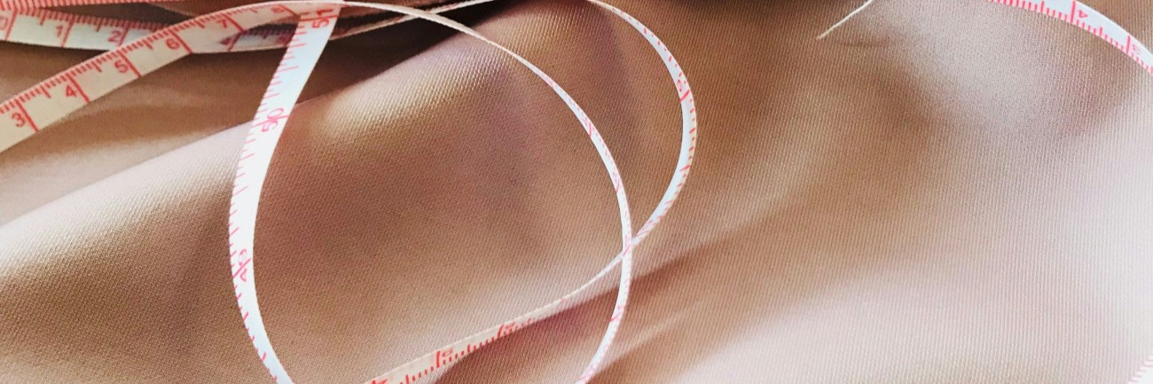 Maßband als Zeichen für Brustanpassung