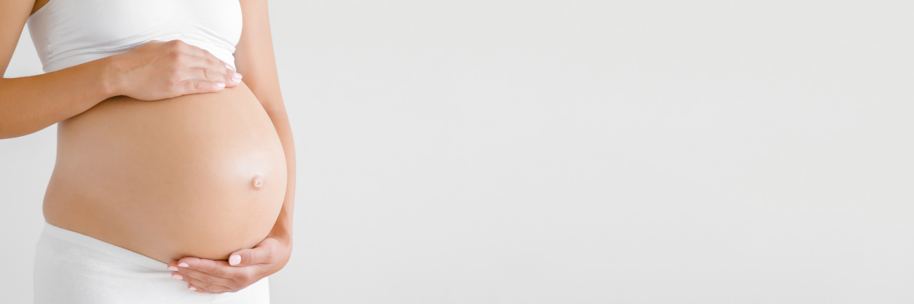 Schwangere Frau hält ihren Bauch